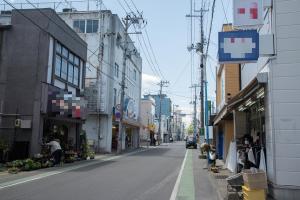 通りの両側に商店が並んでいる末広町商店街の様子を写した写真