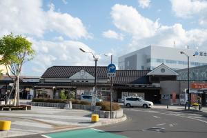 ロータリーの奥に見える宮古駅前の風景写真