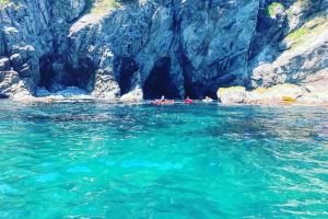 エメラルドグリーンに透き通った宮古市の海の写真