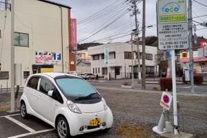 白い軽自動車が1台駐車場に停められている様子を撮影した写真
