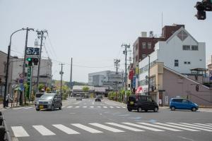 車が行きかう市街地の交差点を写した写真