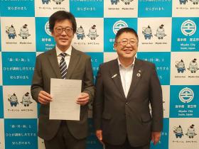市長と任命書を持った地域おこし協力隊に着任した福原隆泰さんが並んで撮影した写真