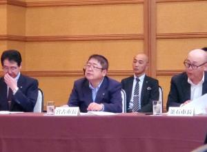 「宮古市長」と書かれたネームプレートが置かれたテーブルの席に座る市長と関係者の方々の写真