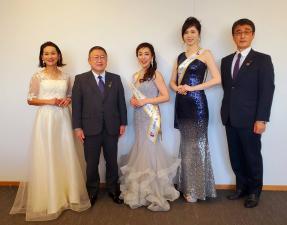 ドレスを着用した「ミセス・オブ・ザ・イヤー2021岩手大会」に出場された3名の女性と、市長と副市長が横一列に並んでいる写真