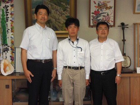 市長と加藤憲一小田原市長と関係者が3人で並んでいる写真