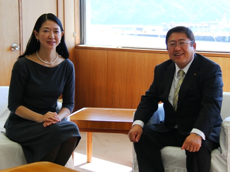 椅子に座る市長と紺野美沙子さんの記念写真