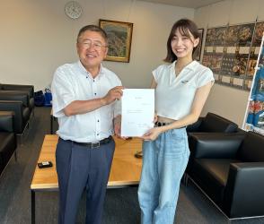 後藤萌咲さんと市長が委嘱状を2人で持っている写真