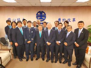 台湾鉄路管理局の社内で市長と関係者の方々15名で並んで記念撮影をしている写真