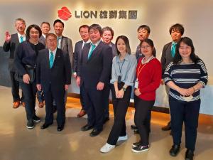 LION雄獅集團と壁に書かれているろうかで市長と関係者の方々13名で記念撮影をしている写真
