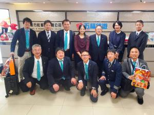 五福旅行社の社内で市長と関係者の方々12名で2列に並んで記念撮影をしている写真