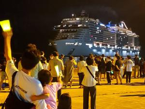 出港する大型客船MSCベリッシマとそれを見送るたくさんの方々の写真