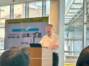 壇上に立ち、参加者の方々へ話をする市長の写真