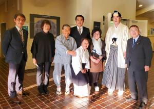 市民文化会館のロビーで、「劇研麦の会」に出演した衣装着のままの6名の出演者と、市長と副市長が並んでいる写真