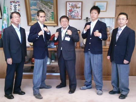 市長と久保田勝幸さん、佐々木晋さんが両手で拳を握りファイティングポーズの構えをしている写真