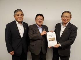 市長が災害対策や重点課題の要望書を、自由民主党岩手県支部連合会の2人に渡している写真