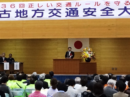 舞台上で演台のマイクに向かい話をする市長の写真