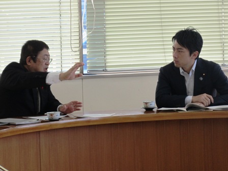 テーブルの席に着き話をしている様子の市長と小泉進次郎復興大臣政務官の写真