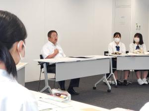 会議室で席につき話をする市長と、それを聞く宮古高校の生徒たちの写真