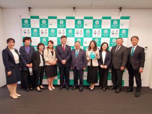 バックパネルの前で横一列に並ぶ市長や中華人民共和国札幌総領事館の関係者の方々の写真