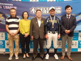 市長とユニフォーム姿の稲次廉さんと関係者の方、計5人で並んで撮影した写真