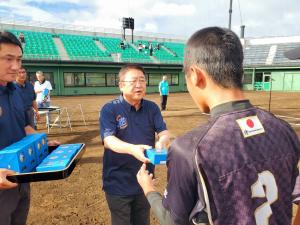 市長からメダルを手渡される選手の後ろ姿を撮影した写真