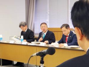 長机の2番目に座っている市長がマイクを持って中央に座る男性に意見を伝えている意見交換会での様子を写した写真