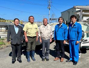 漁船の前で市長と関係者の男性4名が並んで記念撮影をしている写真