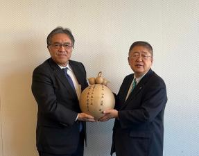小松代表理事と市長が二人で大きな花火玉を持って記念撮影をしている写真