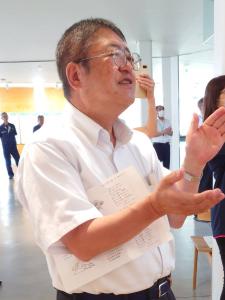 大阪ジュニアバンドによる演奏を鑑賞し拍手を送る市長の写真