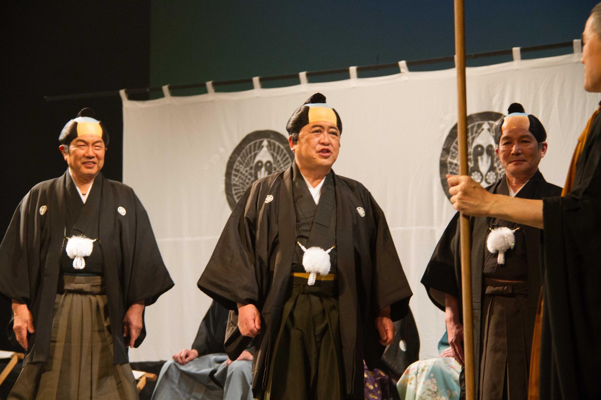 紋付を着用した市長が演劇をしている写真