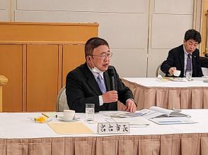 宮古市長と書かれた札が置かれた「県選出国会議員と岩手県市長会との行政懇談会」の席で、右手にマイクを持ち話をしている市長の写真