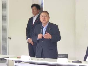 右手にマイクを持ち話をしている様子の市長の写真
