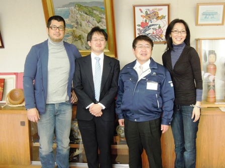 絵画が飾られた室内で元総合格闘家・高田延彦さんと奥様でタレントの向井亜紀さんと市長と男性が横並びで記念撮影している写真
