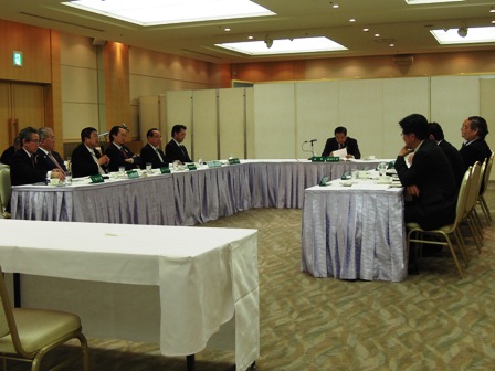 Uの字型に並べられた机に着席する市長と関係者達の写真