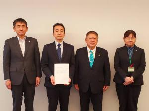 宮古市再生可能エネルギー推進審議会で関係者3名と市長が1列にならんで記念撮影をしている写真