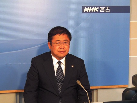NHK宮古と書かれたバックパネルの前に座る市長の写真