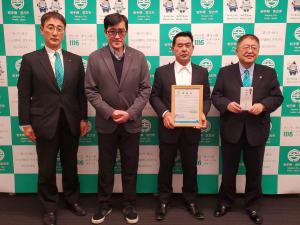 宮古市のバックパネルをバックに男性4名が1列に並び、右端の市長が寄附金を持ち、隣の男性が感謝状をもって記念撮影をしている写真