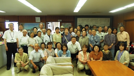 市役所内の部屋で「すて・こと大学」の十数名の方達と市長が記念撮影している写真