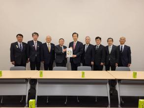 2名掛けの長机が設置されている室内で、公明党の山口那津男代表と市長が要望書を一緒に持ち、若松謙維東北方面本部幹事長、横山信一東北方面副本部長、庄子賢一衆議院議員と4名の関係者の方々が横一列に並んでいる写真