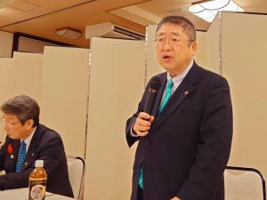 「宮古地区広域市町村連携推進会議」でマイクを片手に挨拶をしている市長の写真