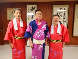 赤い浴衣を着た市長と男性の間にピンクと藍色の浴衣を着た男性が立っている写真