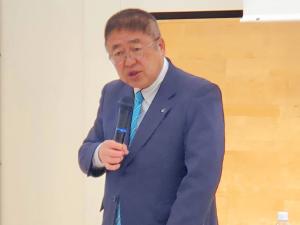 右手にマイクを持ち話をしている様子の市長の写真