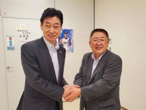 握手をしながら正面を向く西村康稔経済産業大臣と市長の記念写真