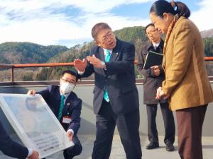 土屋品子復興大臣に身振り手振りで説明をしている市長の写真