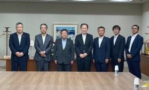 市長やヒロセ電機株式会社の関係者ら7名が並んでいる集合写真