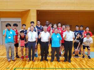 岩手ビッグブルズの選手や子供たち、市長ら20名程が並んでガッツポーズをしている集合写真