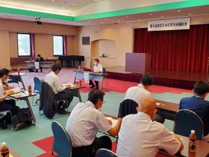長机に座っている参加者の前で、市長が座り話をしている写真