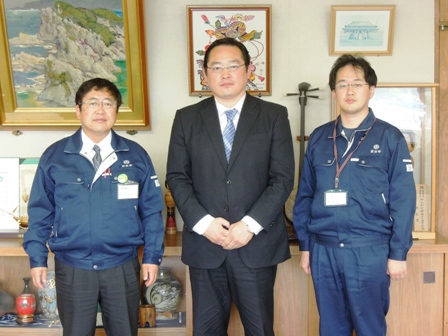 絵画が飾られた部屋で、尾上親方（元浜ノ嶋）と、名越一郎副市長と市長が並んでいる写真