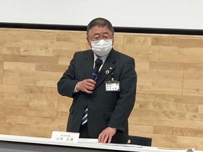 席から立ち上がり右手にマイクを持って話をしている「宮古市総合教育会議」に参加した市長をアップで撮影した写真