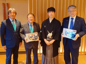 紋付袴姿の藤井叡王や市長ら4名が並んでいる写真